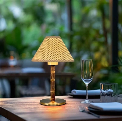 Malá bezdrátová stolní lampa z bambusového dřeva